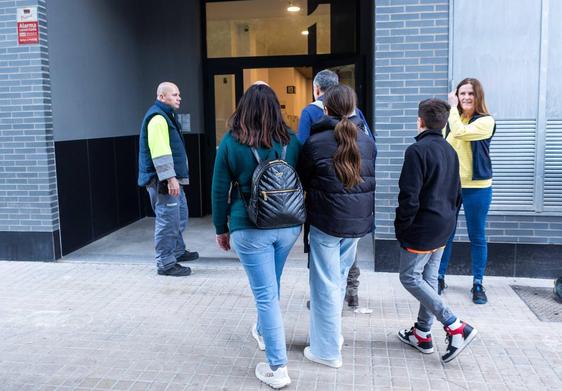 Los afectados por el incendio llegan a las viviendas de Safranar en las que van a vivir temporalmente.