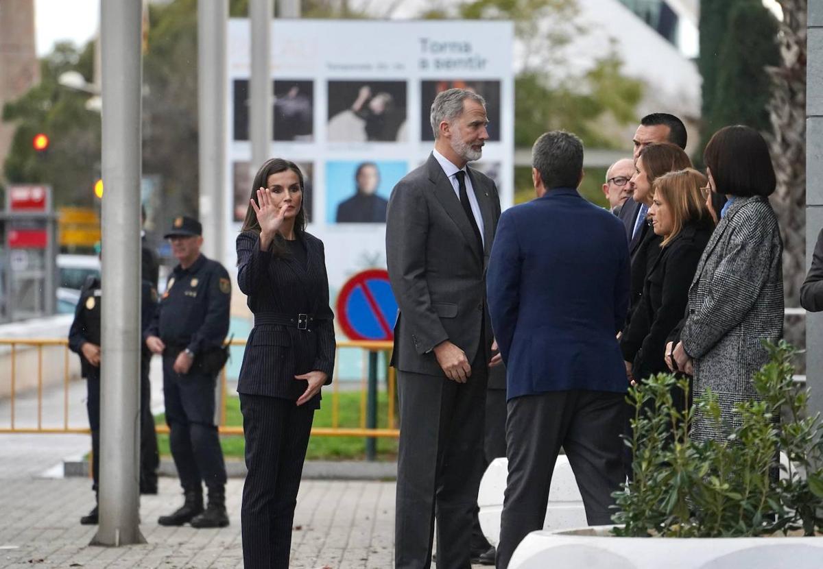 Todas las imágenes de los Reyes con las víctimas y en su visita al edificio de Campanar