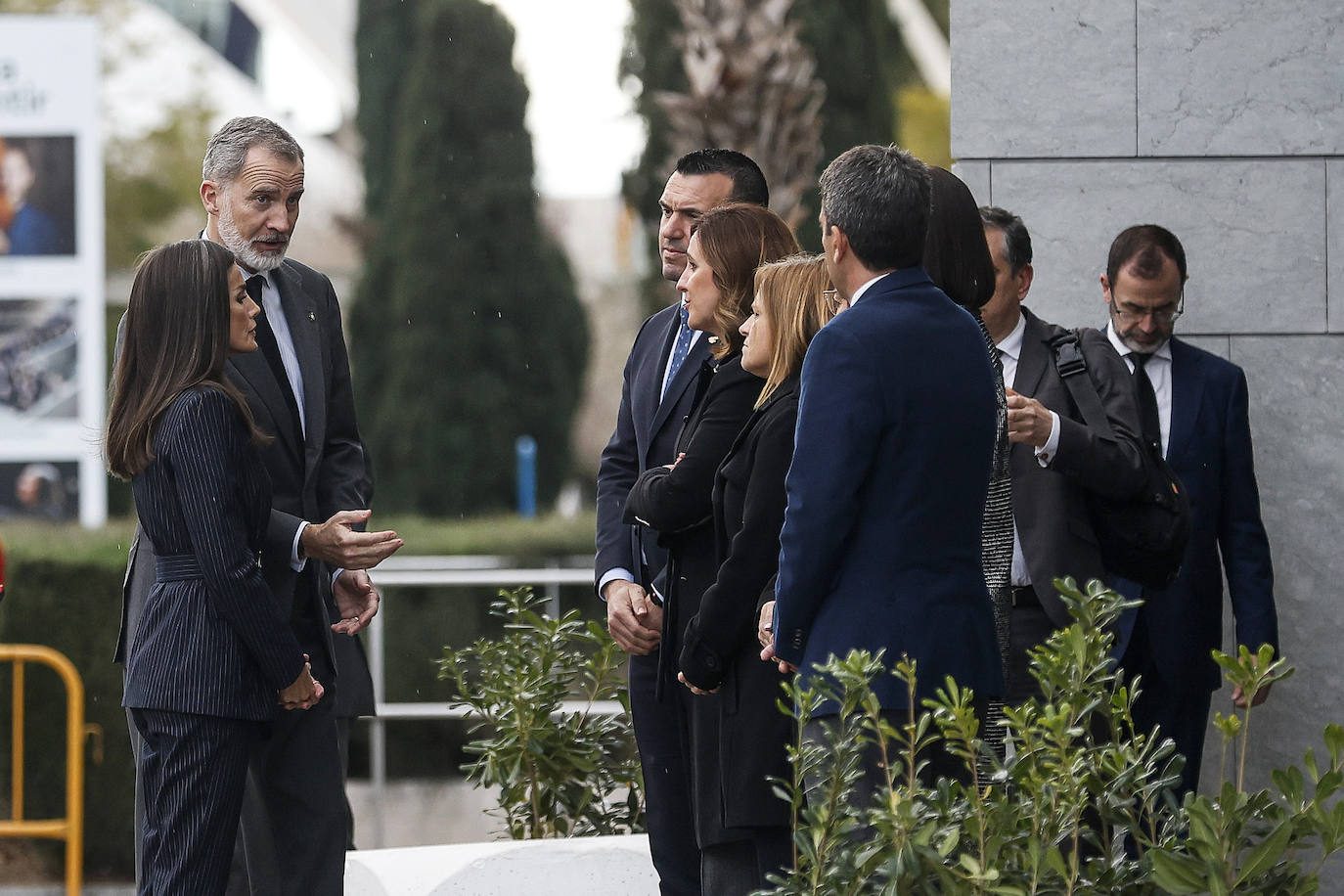 Todas las imágenes de los Reyes con las víctimas y en su visita al edificio de Campanar