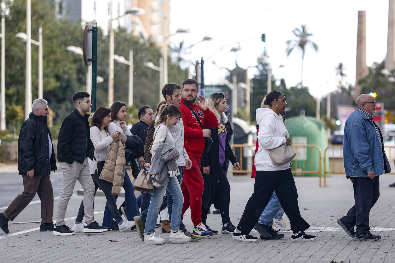 Todas las imágenes de los Reyes con las víctimas y en su visita al edificio de Campanar