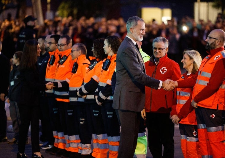 Los Reyes, en su visita a Valencia para acompañar a los afectados por el terrible incendio de Campanar.