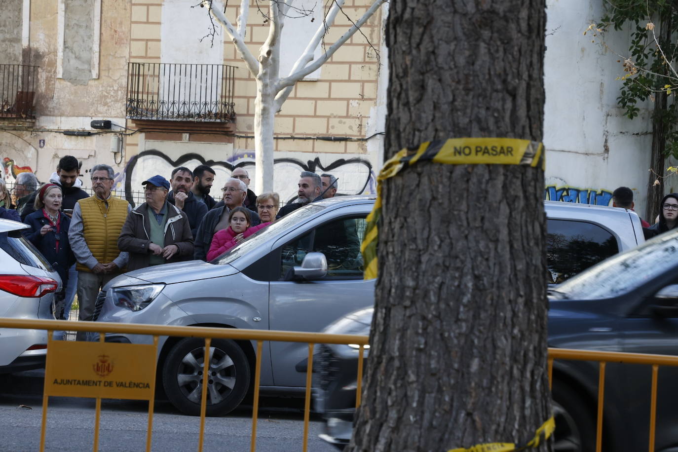 Todas las imágenes de los Reyes con las víctimas y en su visita al edificio de Campanar