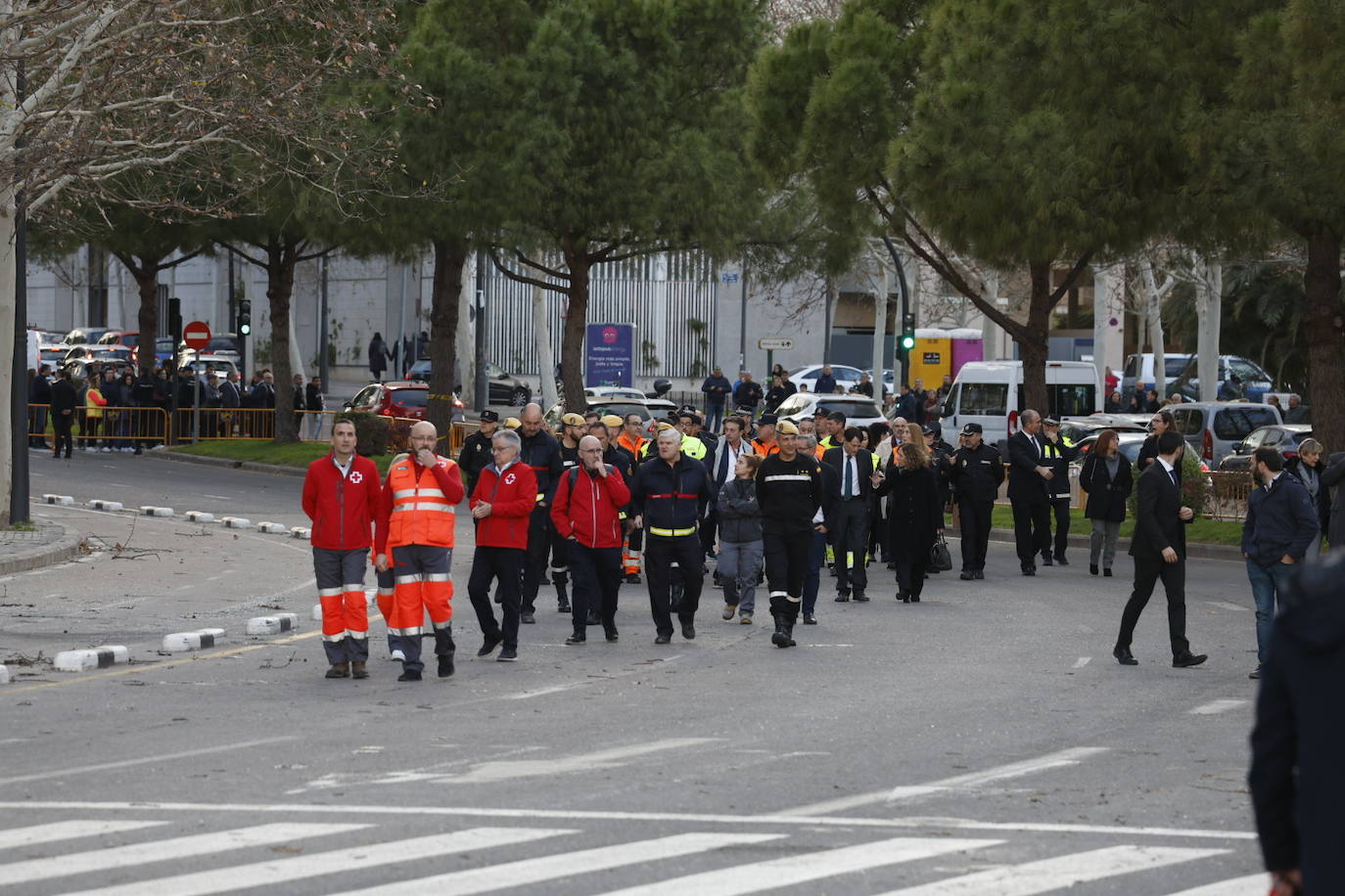 Todas las imágenes de los Reyes con las víctimas y en su visita al edificio de Campanar