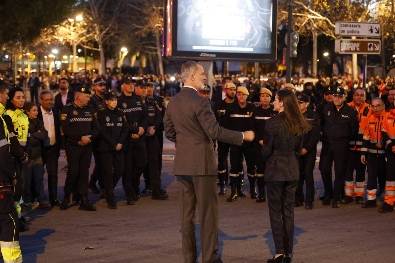 Todas las imágenes de los Reyes con las víctimas y en su visita al edificio de Campanar