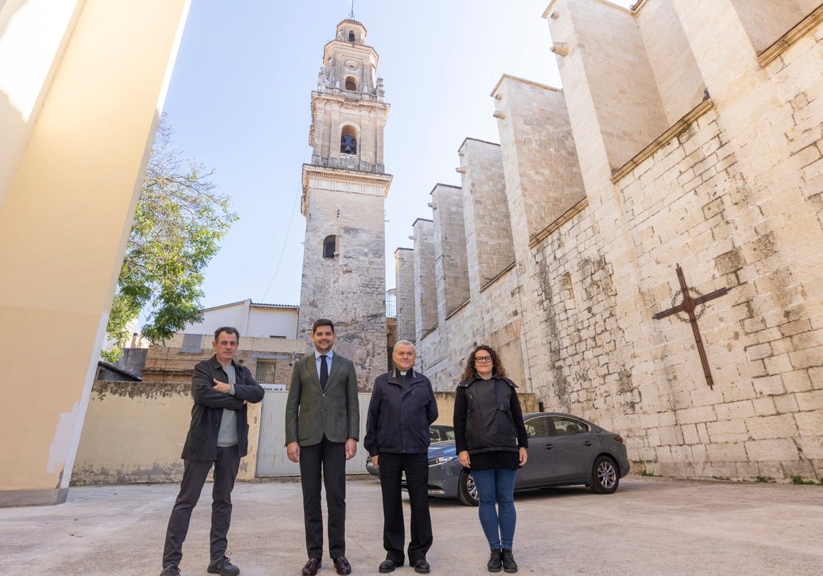 El alcalde y el abad, con Roche y la edil Izquierdo, junto a la Colegiata de Gandia.