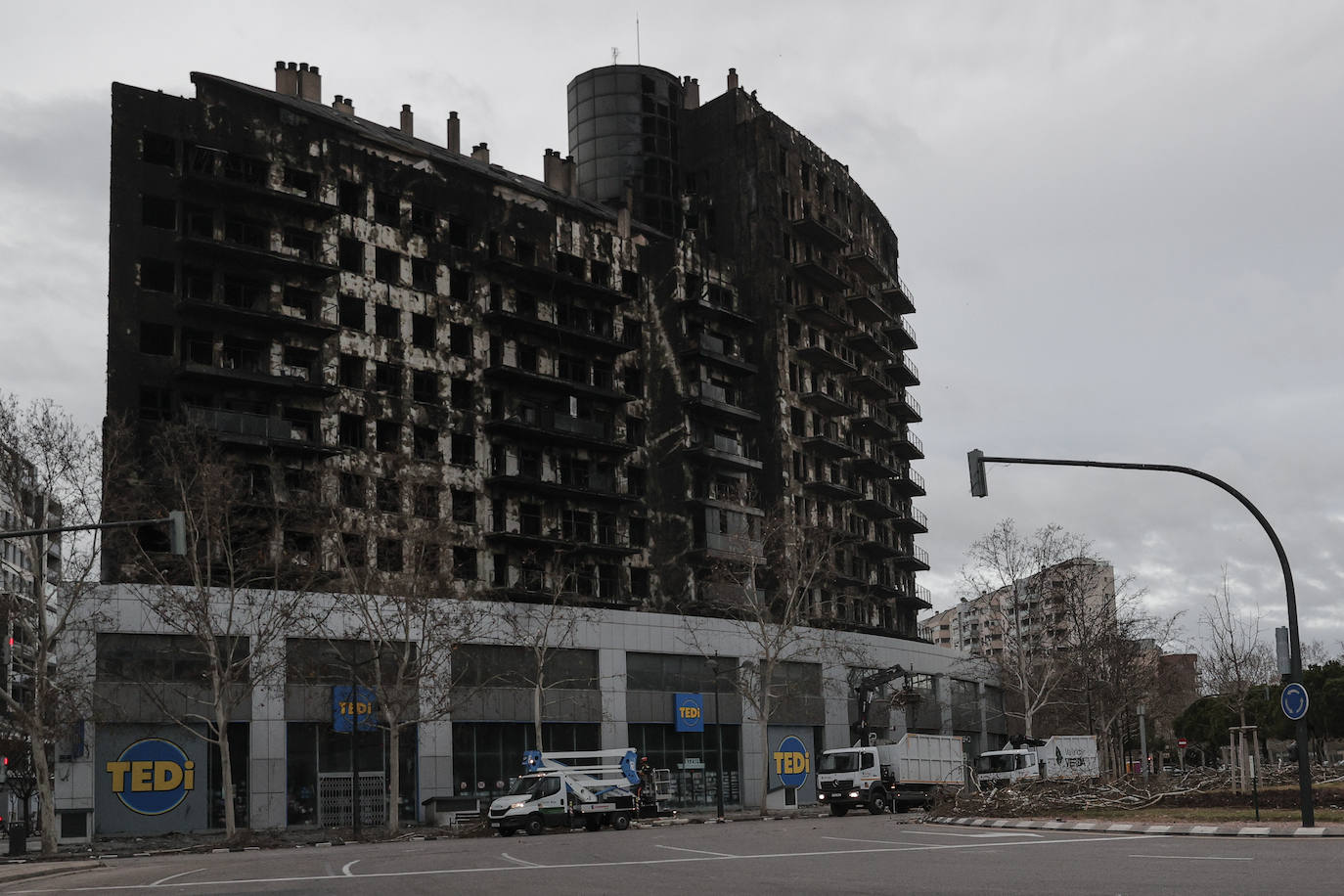 Así está el edificio incendiado en Campanar