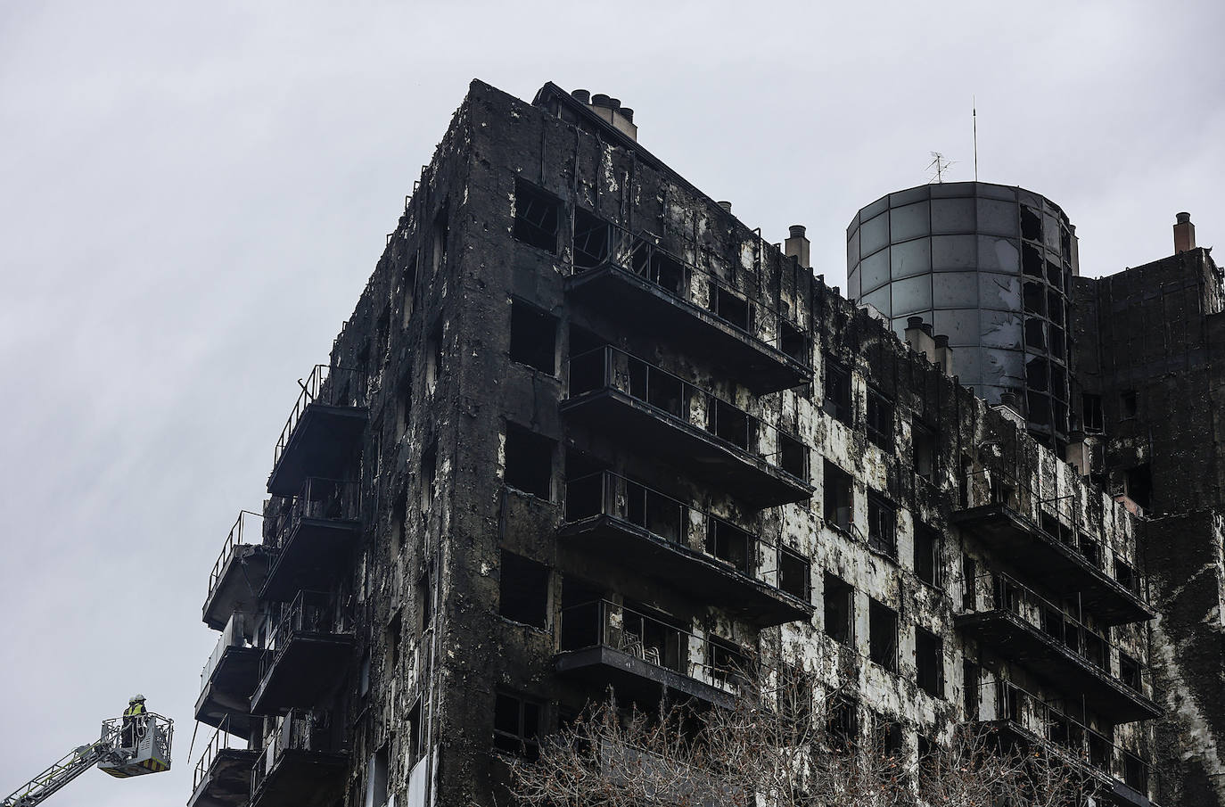 Así está el edificio incendiado en Campanar