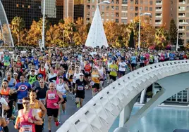 Corredores en los primeros metros del Maratón de Valencia de 2023