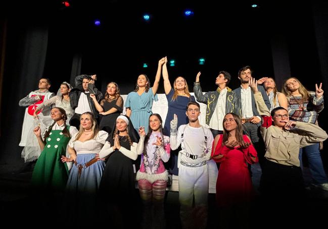 Los actores y actrices de Musicalia, rindiendo homenaje a todas las obras de T-Teatre.