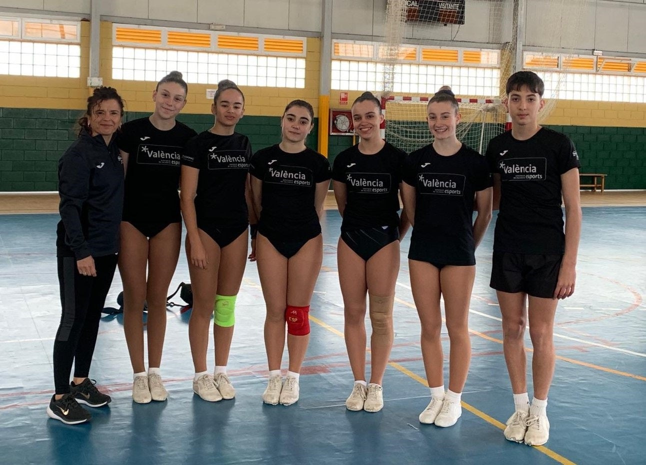 El y las gimnastas del club de Xàtiva, junto a la entrenadora en el control técnico de la Federación.