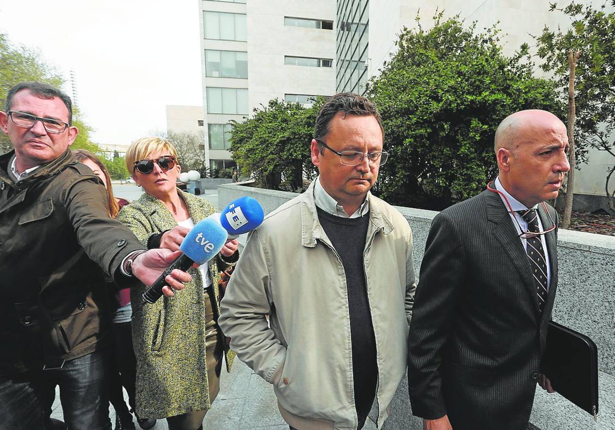 Tauroni, junto a su abogado, en la Ciudad de la Justicia.