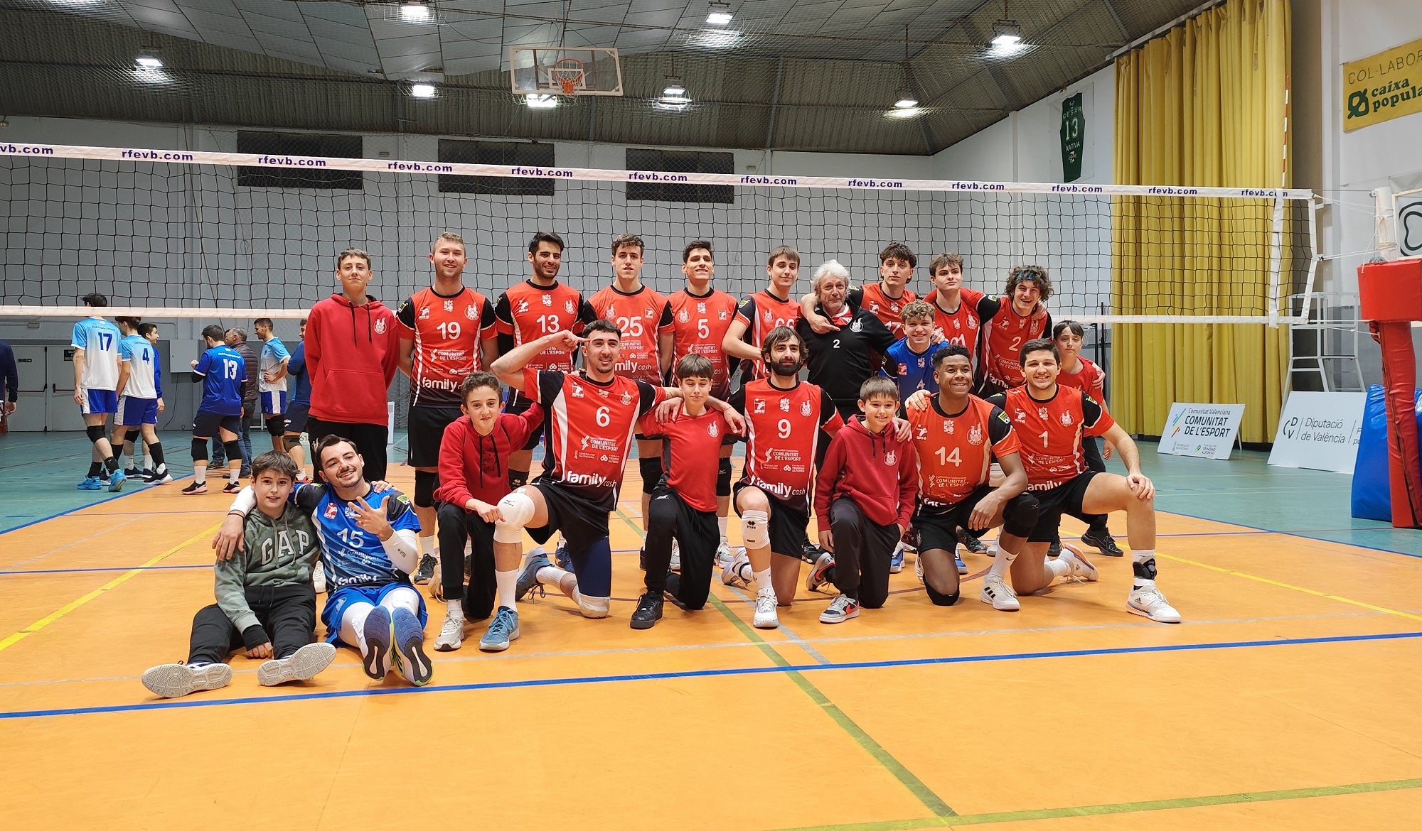 Los jugadores del Xàtiva Voleibol celebran la victoria.