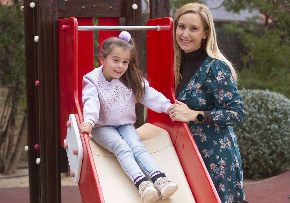 Lorena con su hija Cloe, que tiene una enfermedad rara.