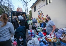 Miembros de la falla Maestro Rodrigo organizan la ayuda a las víctimas del incendio.