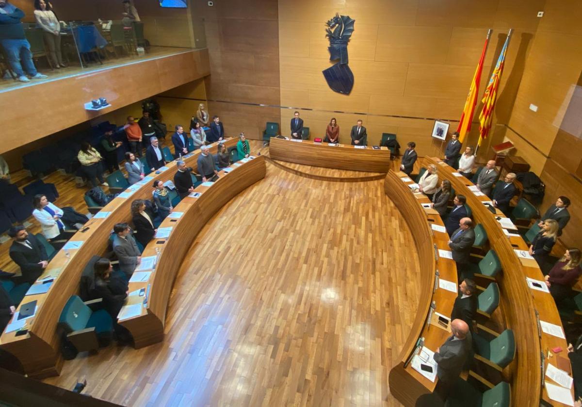 Minuto de silencio en el pleno de febrero, celebrado en el Salón de Plenos de la Diputación.