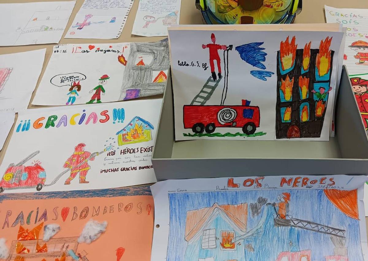 Imagen secundaria 1 - Más dibujos entregados a los bomberos de Valencia.