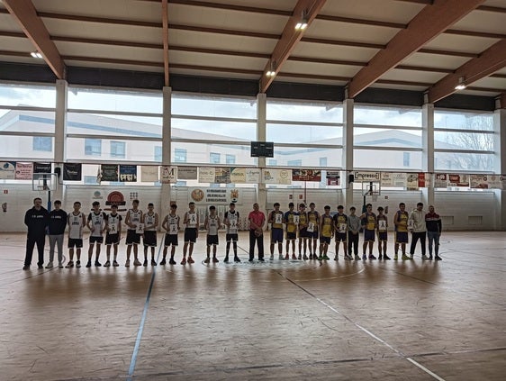 El equipo cadete, durante el minuto de silencio por las vícitmas del incendio de Valencia.