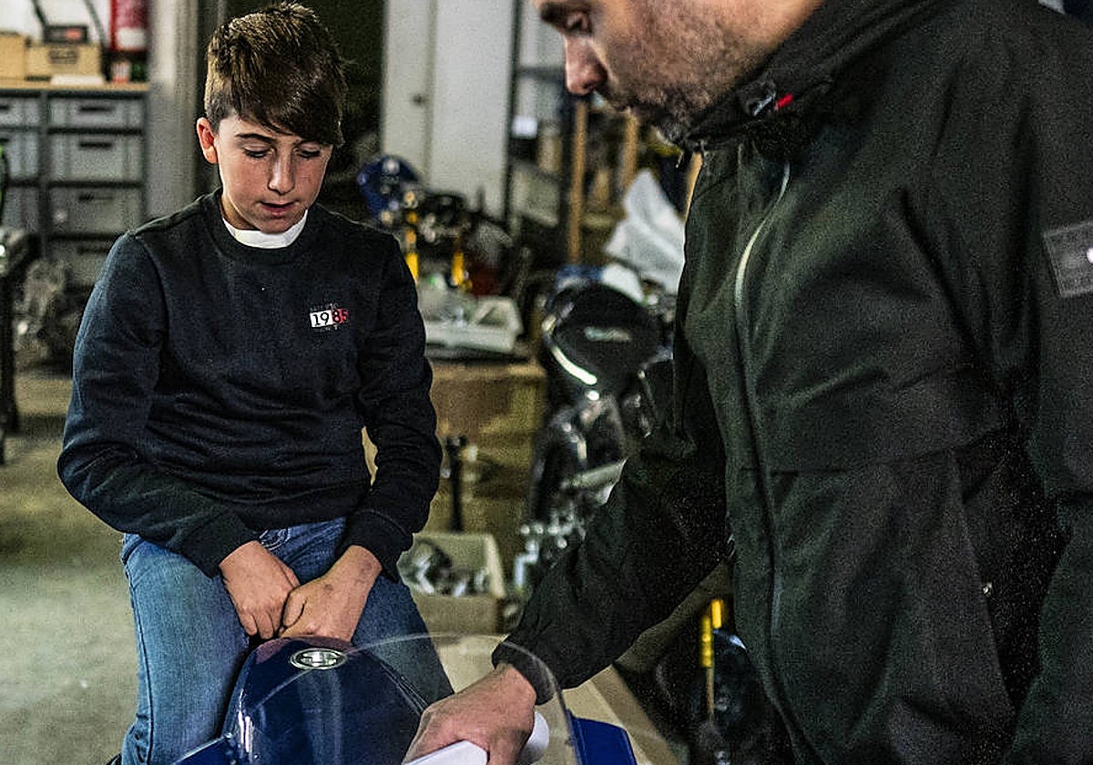 Enzo Zaragoza, a lomos de la moto del Igax Team con la que correrá, charla con Álex Martínez