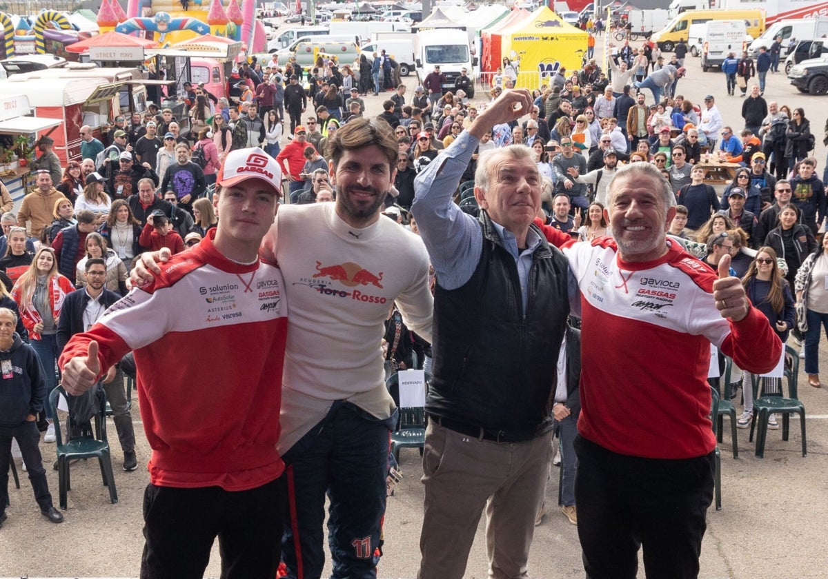 Izan Guevara Jaime Alguersuari Jr y Senior y Jorge Martínez Aspar el año pasado en el Racing Legends del Circuit