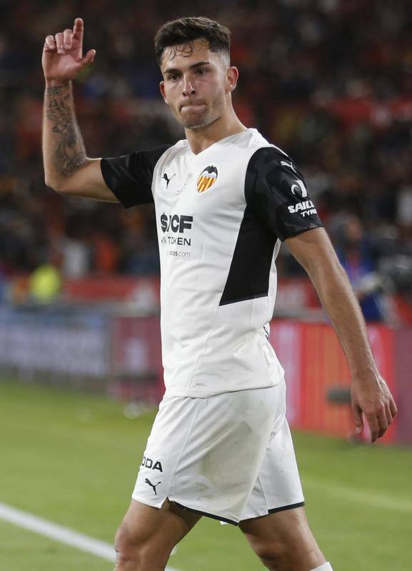 El filial blanco lo ficha en 2020 procedente del Getafe. Al año siguiente, el Real Madrid lo cede al Valencia que, antes de finalizar la temporada, adquiere al jugador en propiedad. 