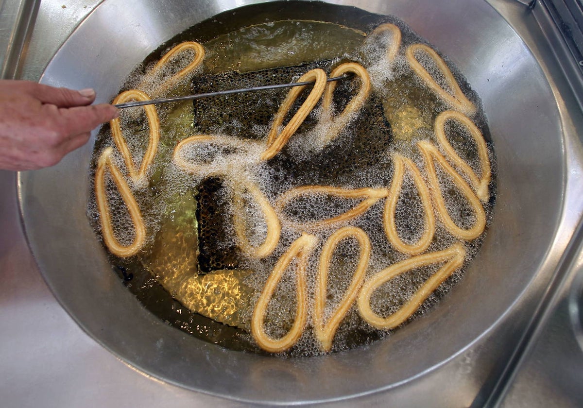 Churros de dudoso origen fallero flotando en aceite.