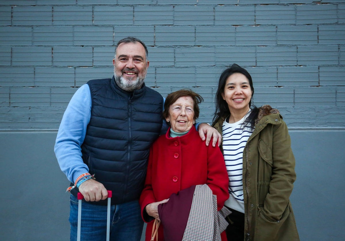 David, junto a su madre Ana y su mujer Palida.