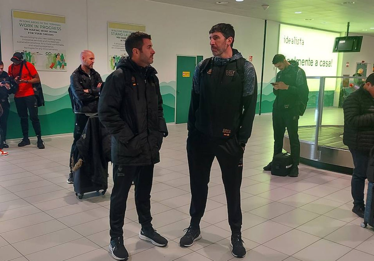 Luis Arbalejo y Álex Mumbrú charlan a la llegada de la expedición a Bolonia.