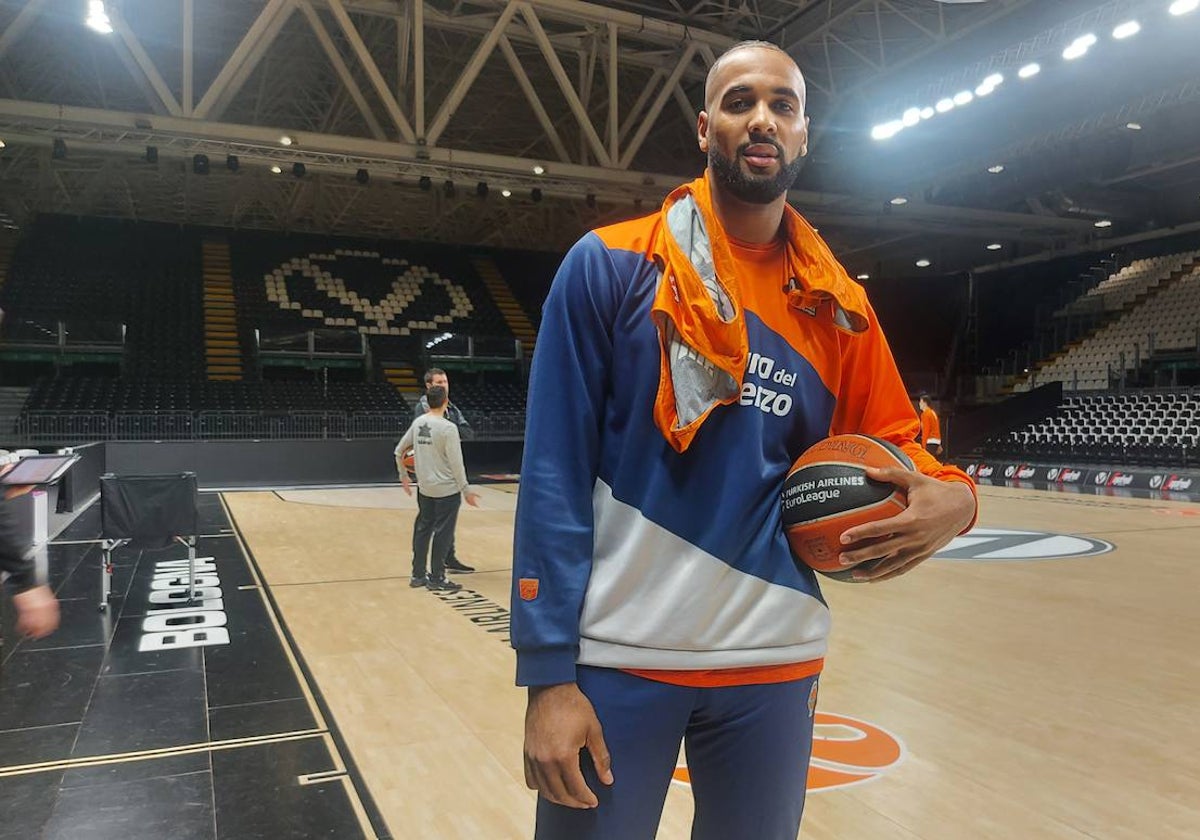 Brandon Davies posa en el Segafredo Arena antes de la entrevista.