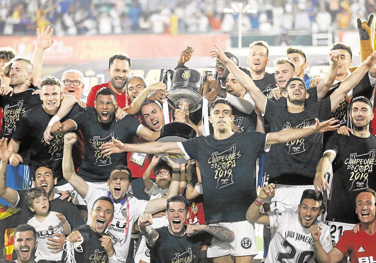 La plantilla del último Valencia campeón, en Sevilla.