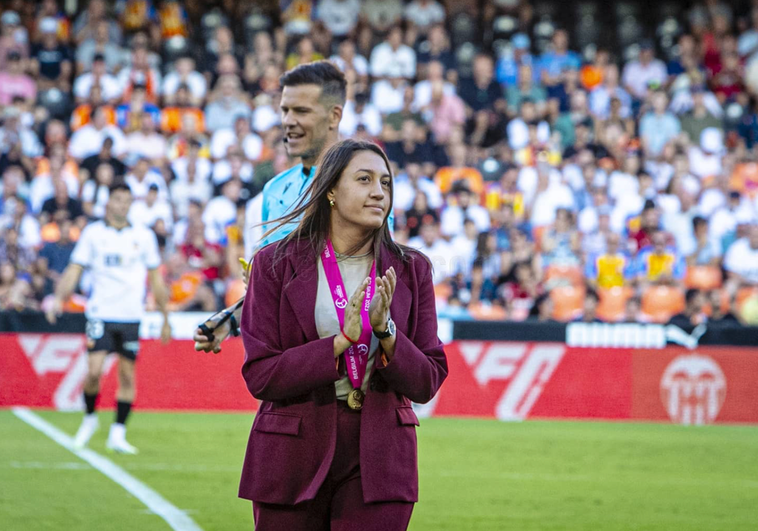 Fiamma Benítez realizó el saque de honor en Mestalla tras proclamarse campeona de Europa sub-19