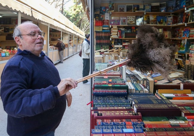 Uno de los libreros prepara la caseta para la apertura.