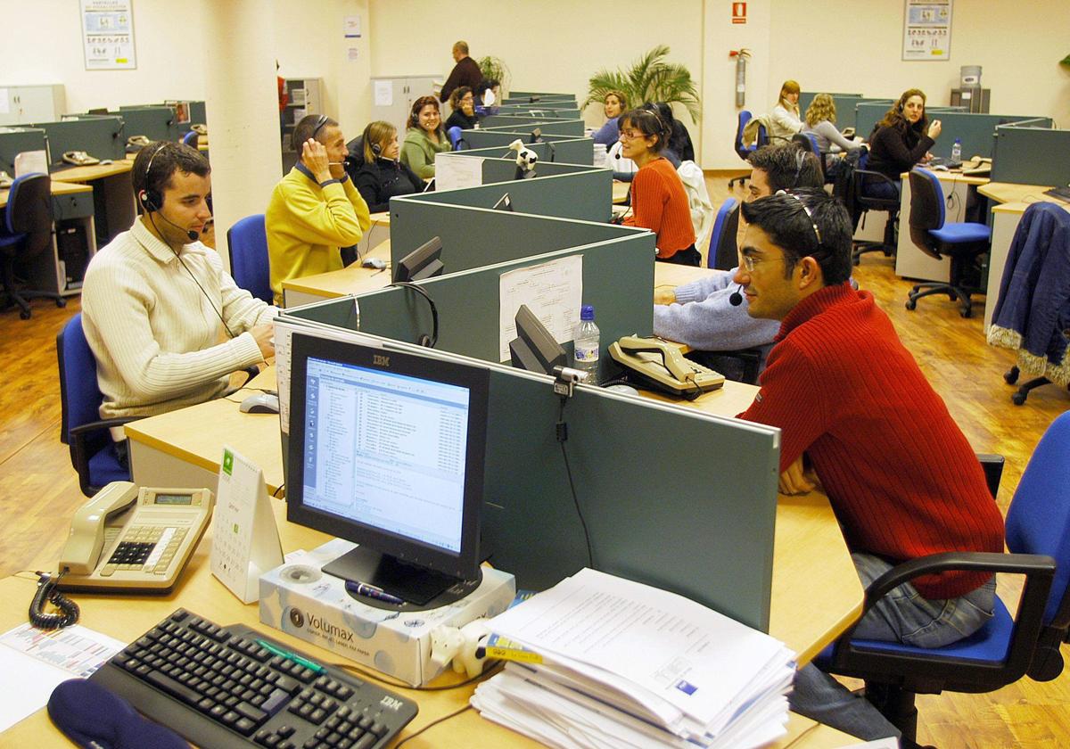 Teleoperadores trabajan en una centralita, en una imagen de archivo.