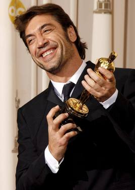 Javier Bardem sostiene el Oscar que obtuvo en la categoría de Mejor Actor Secundario por la película ´No es país para viejos´