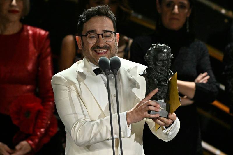 Juan Antonio Bayona con un premio Goya