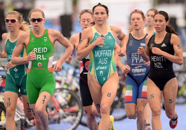 Emma Moffatt en un triatlón