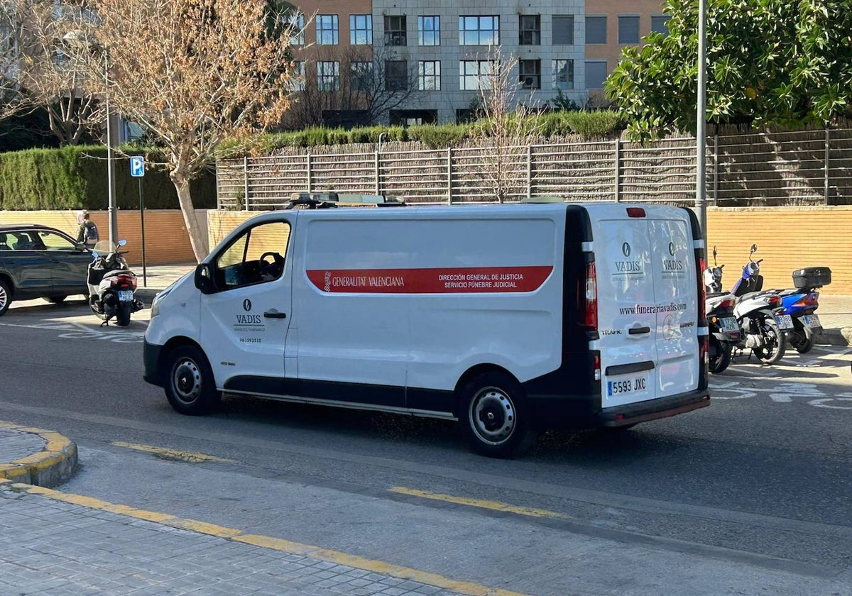 Un vehículo de la funeraria de la Generalitat trasladando los cadáveres.