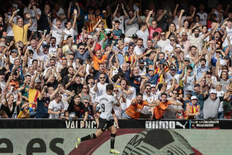 El delantero del Valencia Hugo Duro celebra un gol con la grada,