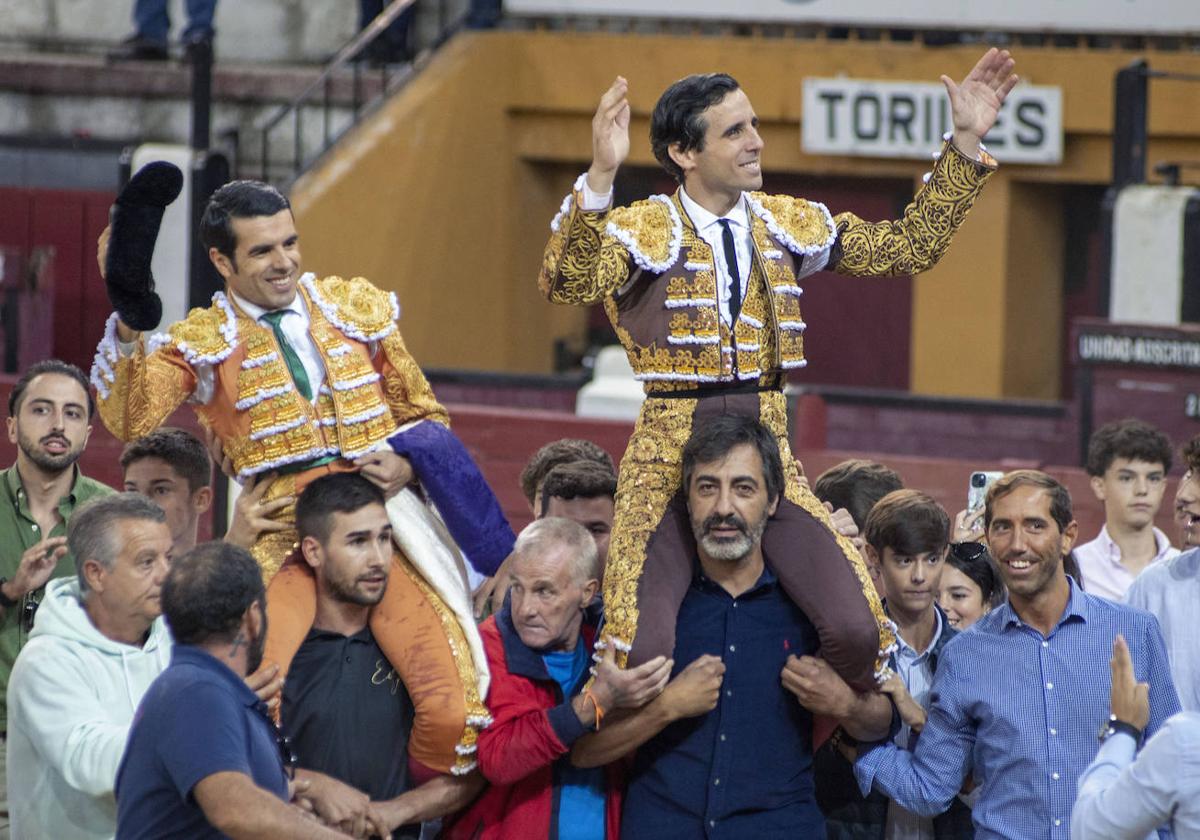 El periodista y marido de Nuria Roca, Juan del Val saca a hombros al torero Juan Ortega en Jaén.