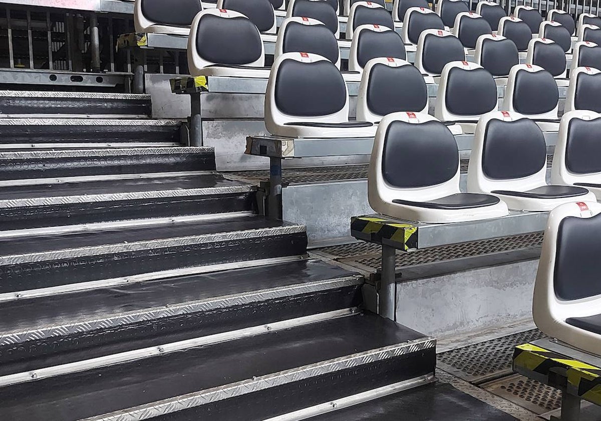 Detalle de los asientos a pie de pista, con los anclajes de andamio.