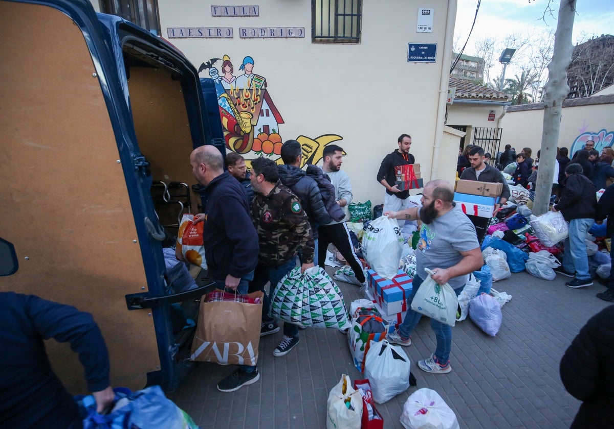 La falla Maestro Rodrigo redistribuye los productos donados.