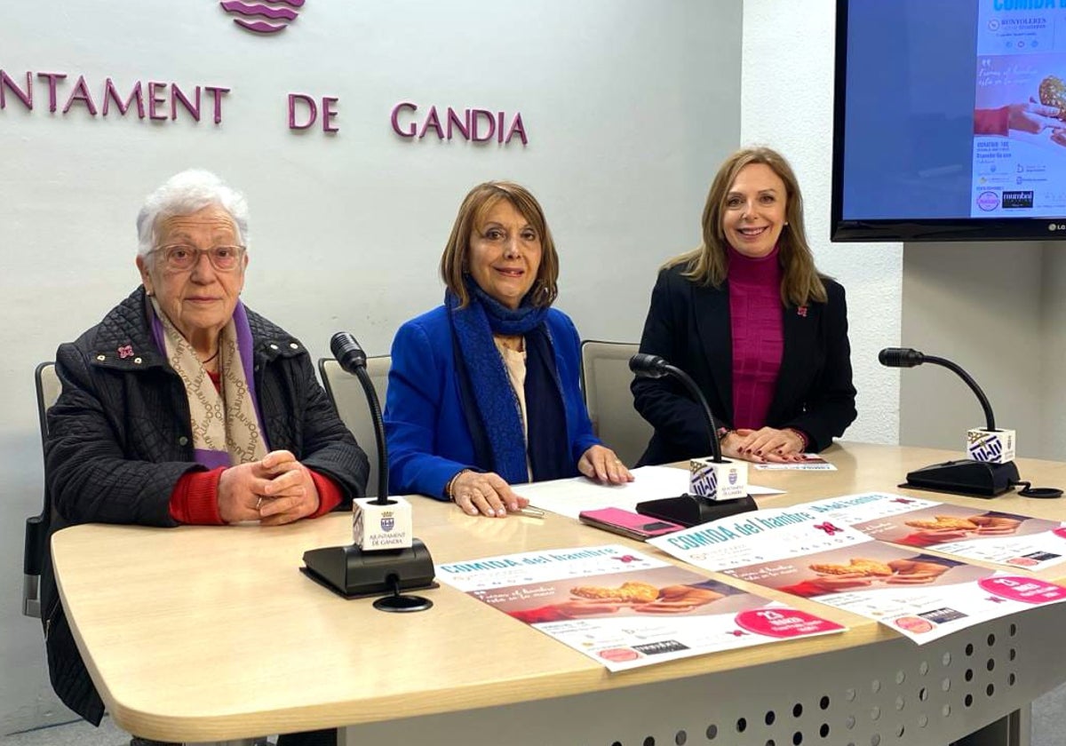 La edil Liduvina Gil, con Pons y Vidal en la presentación del acto.