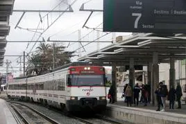 Un tren de Cercanías llegando a la estación Valencia Nord.
