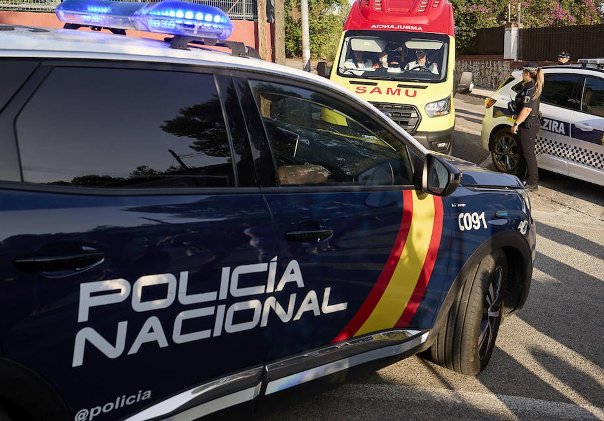 Policía Nacional, Local y un ambulancia del SAMU en Alzira, en una imagen de archivo. .