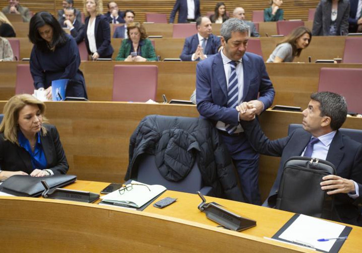 Los vicepresidentes Camarero y Barrera, con Mazón, ayer en Les Corts.