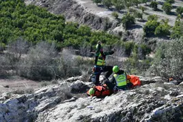 Los agentes del GREIM rescatan a una persona en la cima de una montaña.