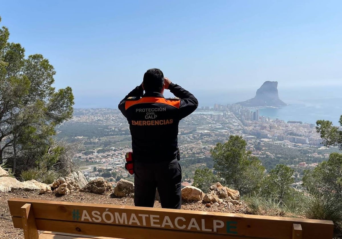 Un voluntario de Protección Civil de Calp vigilando el término municipal.