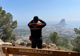 Un voluntario de Protección Civil de Calp vigilando el término municipal.