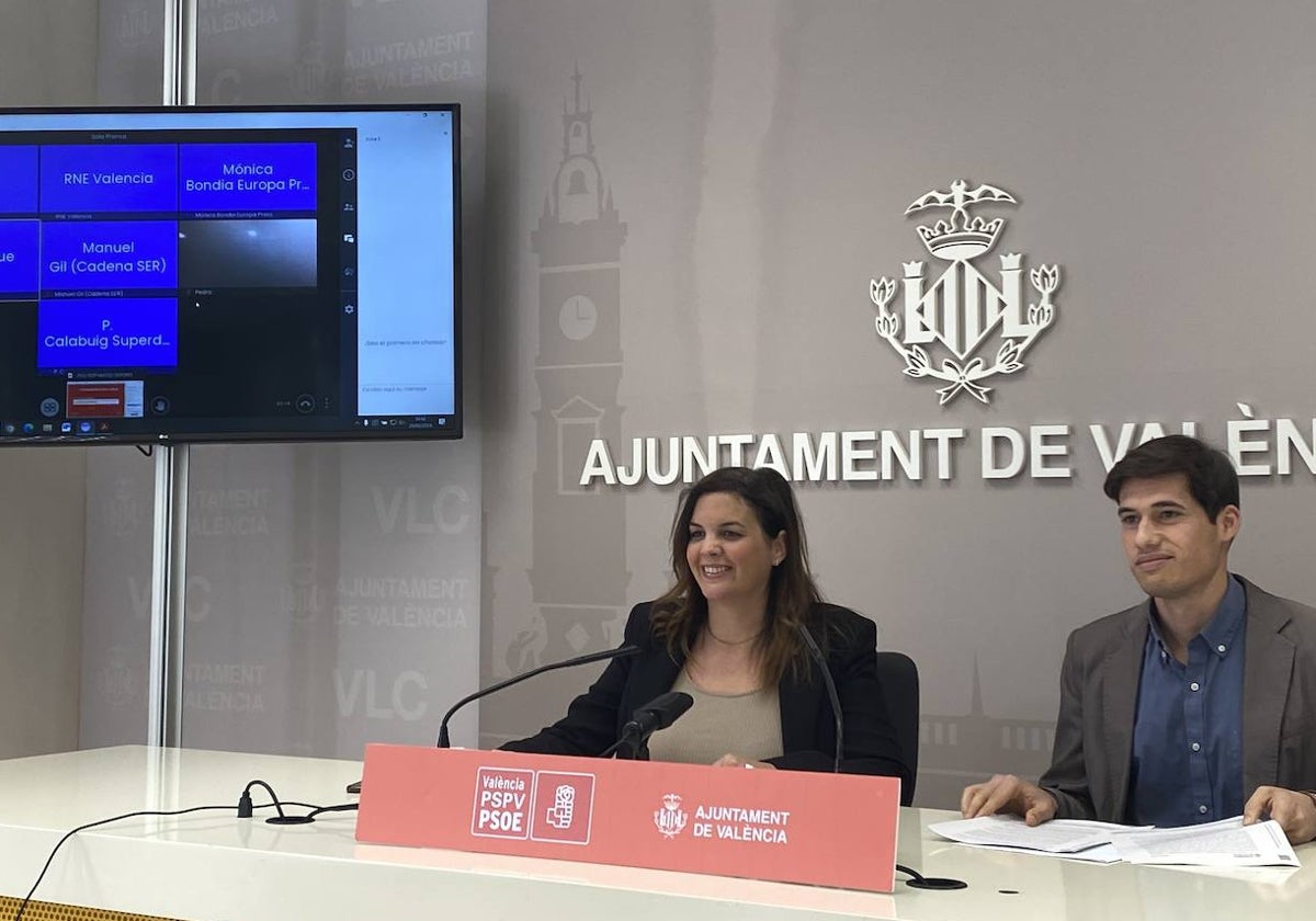 La portavoz socialista Sandra Gómez y el edil Borja Sanjuán, en el Ayuntamiento de Valencia.