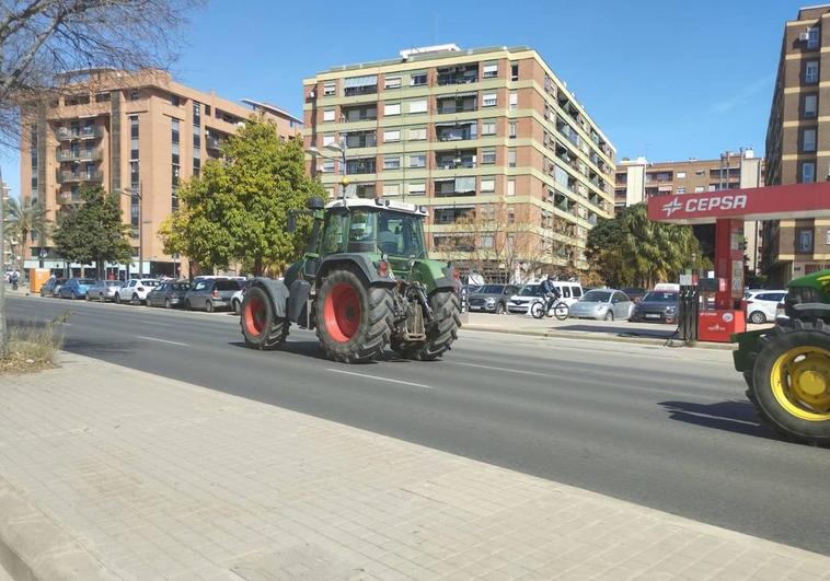 Una fila de tractores circulando este jueves por Valencia.