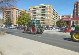 Una fila de tractores circulando este jueves por Valencia.